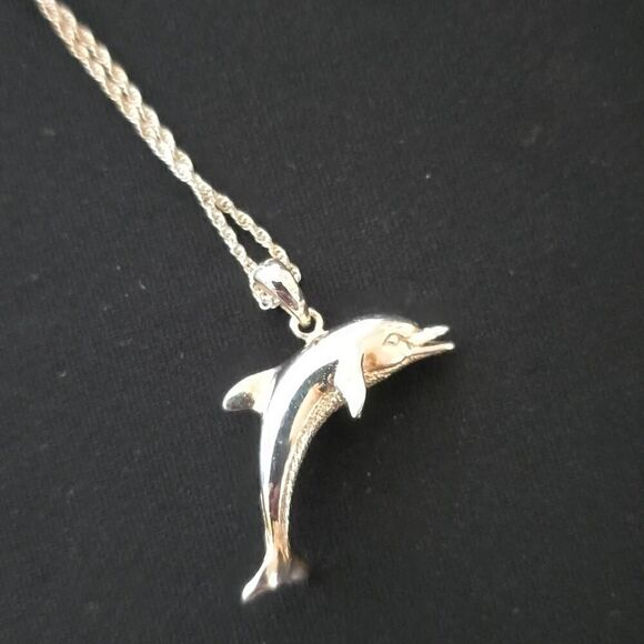 Beautiful sterling silver Dolphin Pendant on 18" sterling silver chain. - Picture 4 of 5